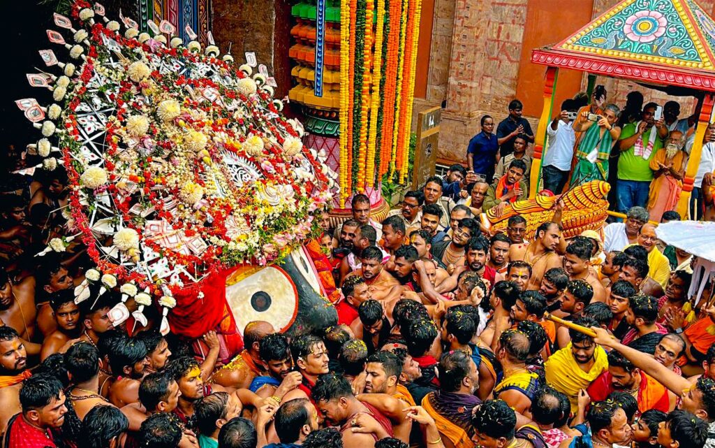 Puri Rath Yatra Halted Amid Overcrowding: 600+ Devotees Fall Ill, Chariots Struggle to Move 1 Puri Rath Yatra Halted Amid Overcrowding: 600+ Devotees Fall Ill, Chariots Struggle to Move